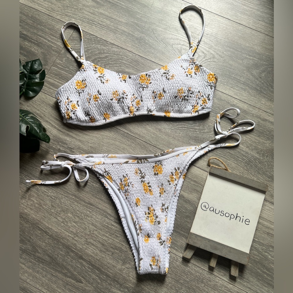 Hollister Tiny Florals White & Yellow Cheeky Lace Up Back Smocked Bikini M L
